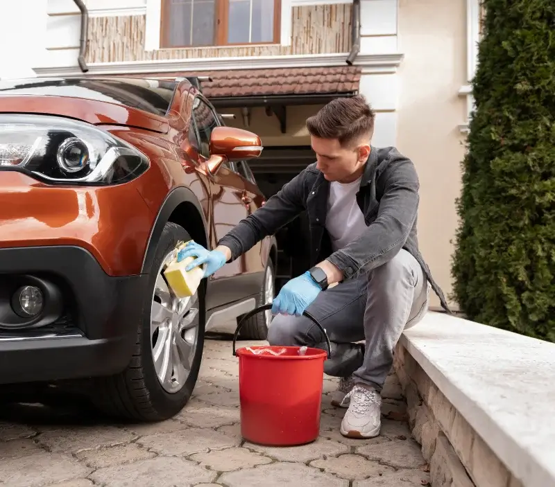 Lavage auto à domicile Savigny-en-Sancerre : professionnel intervenant sur un véhicule